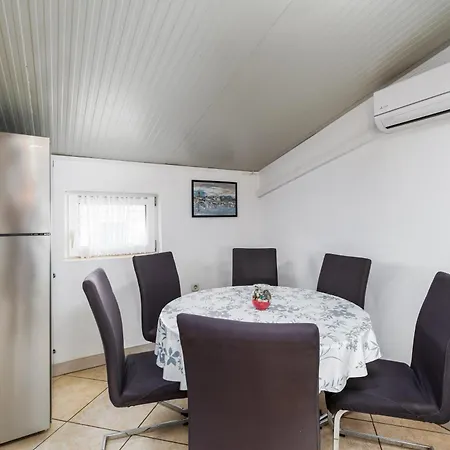 Mazi Apartment *